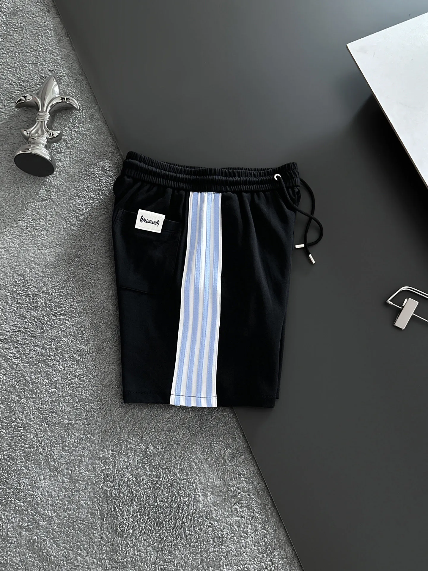 Balenciaga's three-standard complete 2026 summer New Arrival men's casual shorts, advanced custom-made Breathable fabric, Breathable fabric, extremely stretchy and comfortable, impeccable details, top-grade accessories, original logo design concept, delicate and soft feel! The upper body fit is awesome! Size: M-XXXL Please state your height and weight when ordering